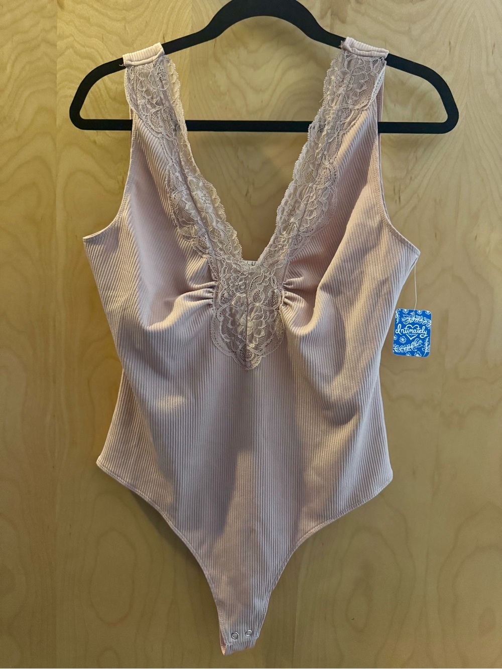 Lace-Trim Ribbed V-Neck Bodysuit in Dusty Mauve